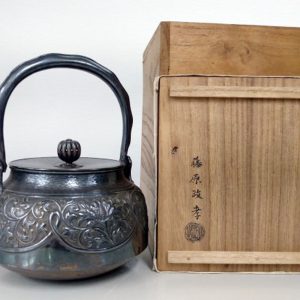 藤原政孝 花唐草地紋銀瓶 商品画像